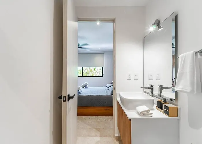 2 Bd With Private Balcony, Rooftop Pool, Gym